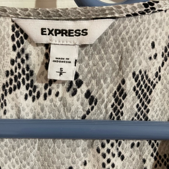 Pre owned - Animal print Black/Grey/white ruffle sleeve, tie at the bottom! - Picture 3 of 4